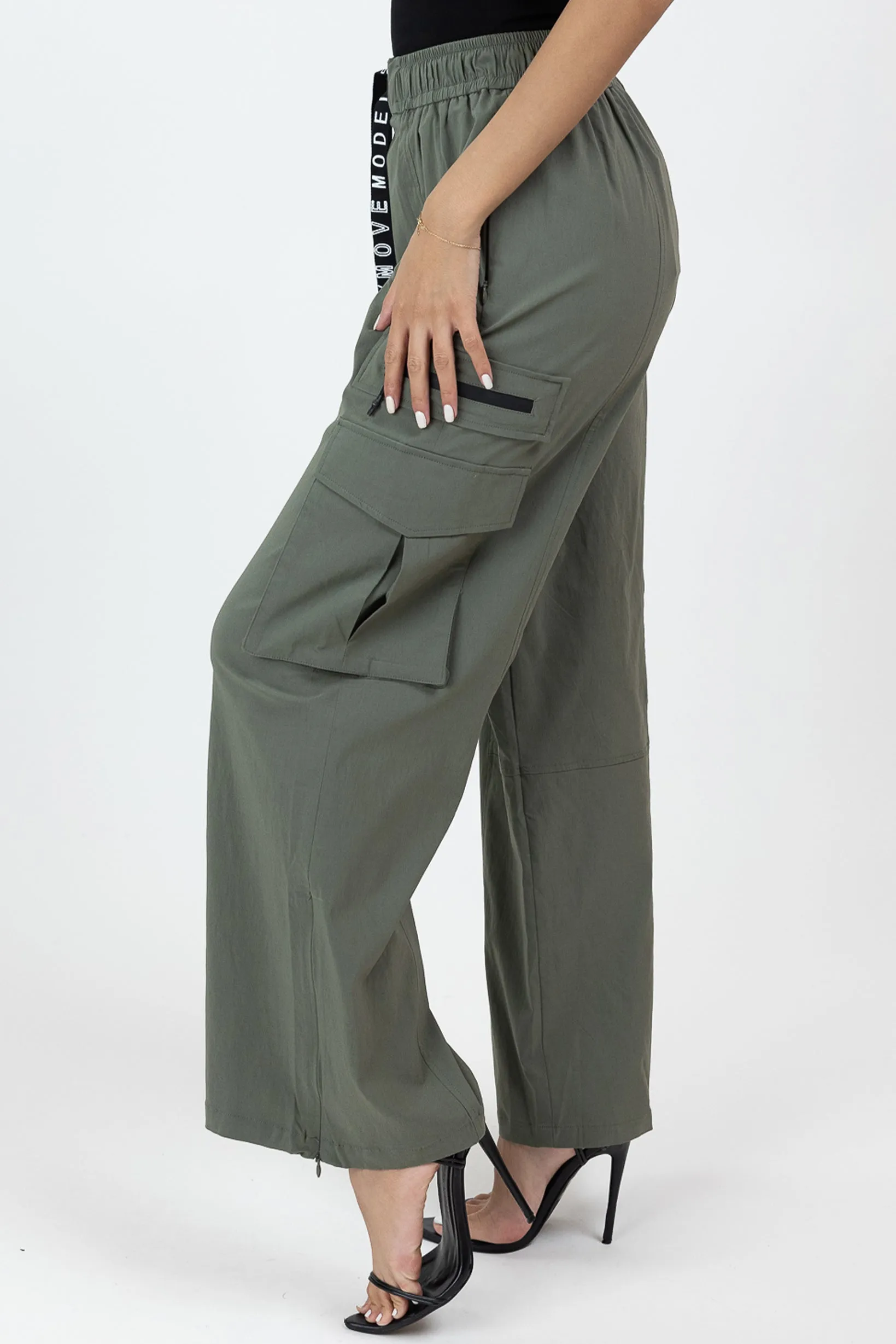 Modelle/Move Wide Leg Cargo Pants