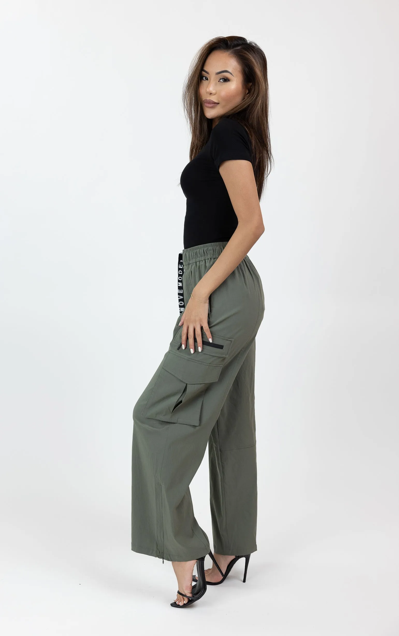 Modelle/Move Wide Leg Cargo Pants