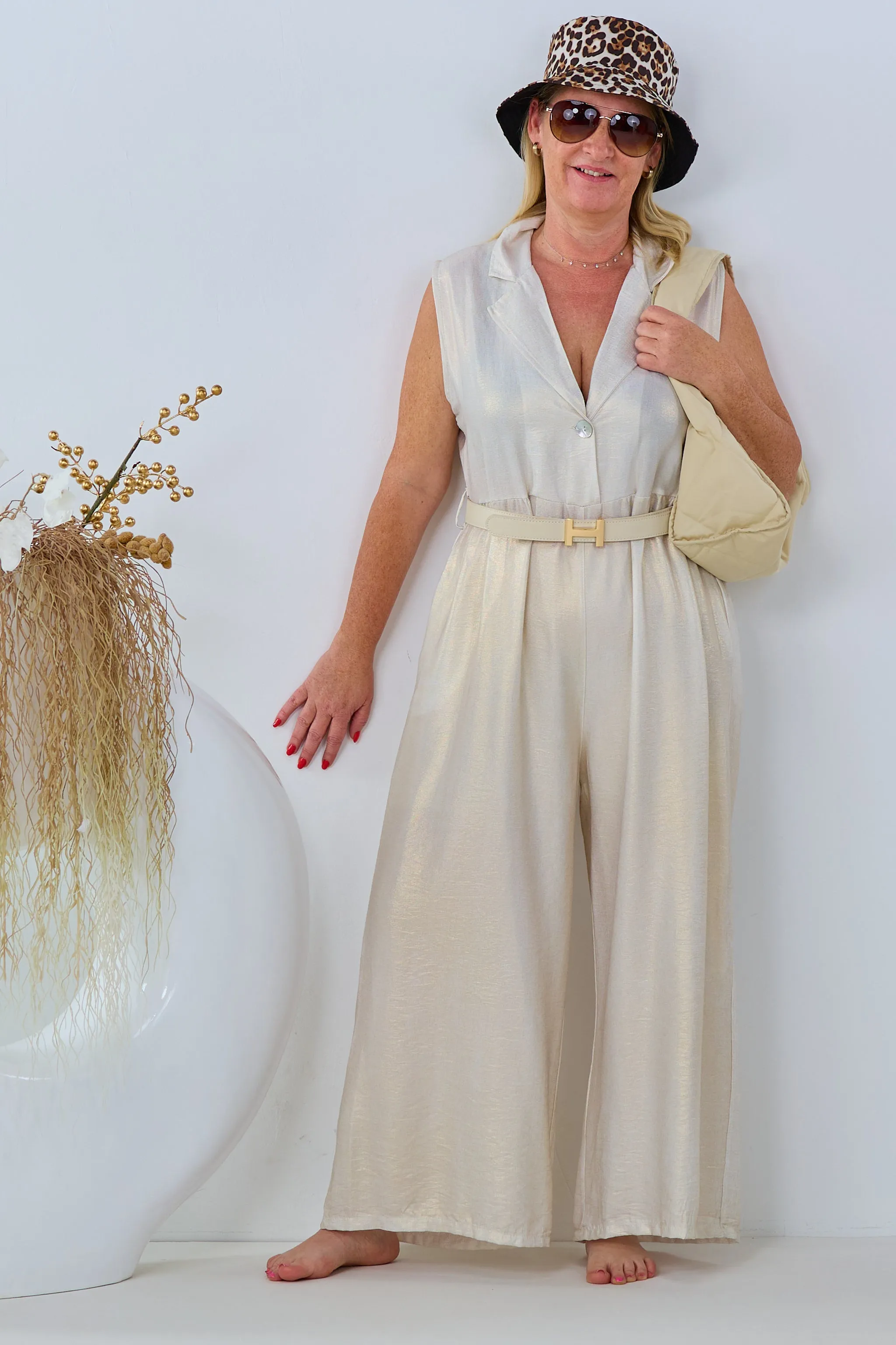 Ärmelloser Jumpsuit mit Kragen, beige-gold