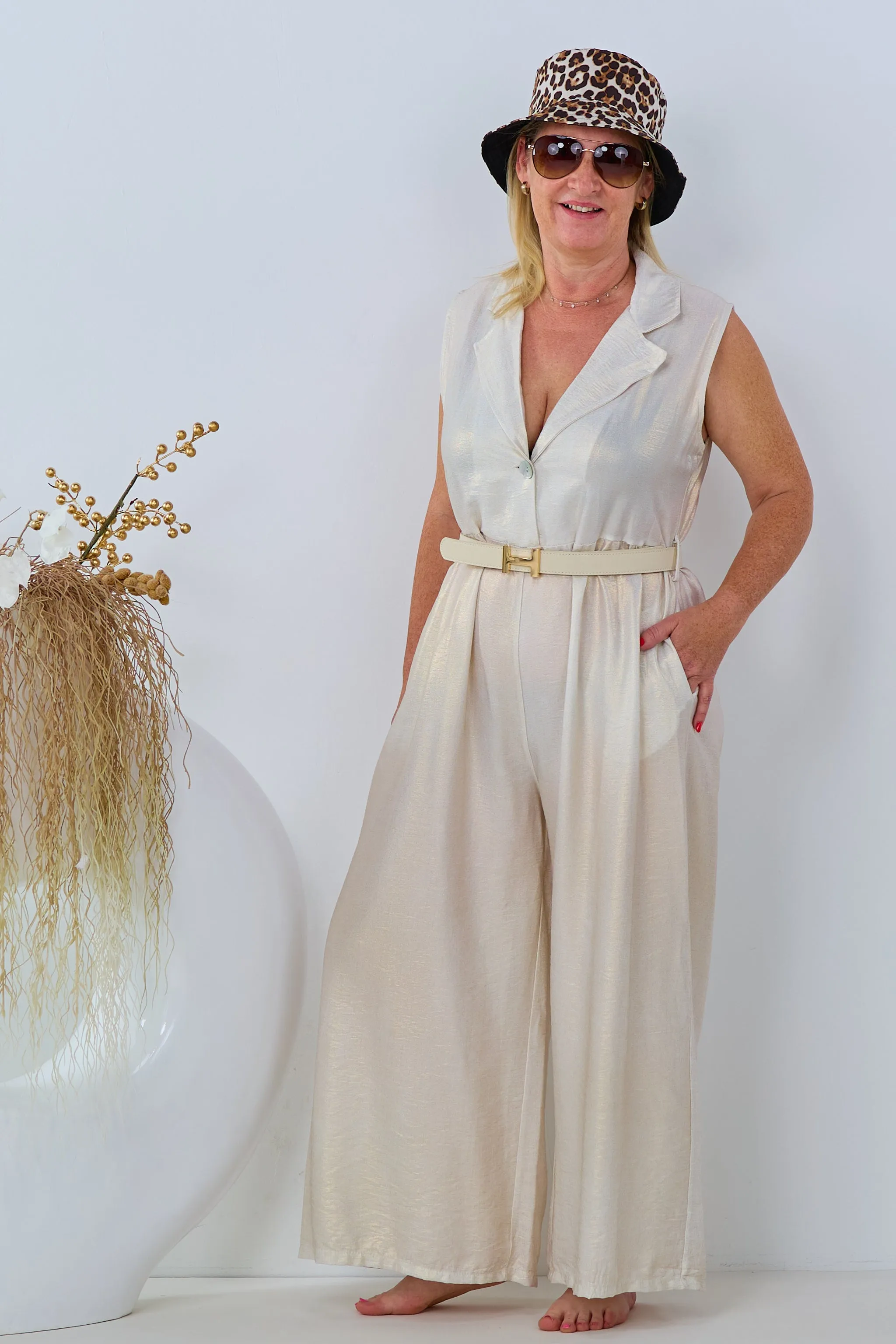 Ärmelloser Jumpsuit mit Kragen, beige-gold